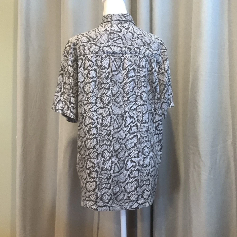 Urban Outfitters Snake Skin Design Button Down Shortsleeved Top Size Small - Picture 4 of 13